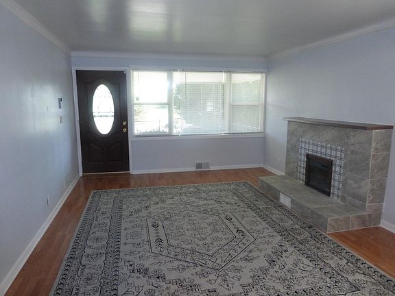 Living Room with fireplace