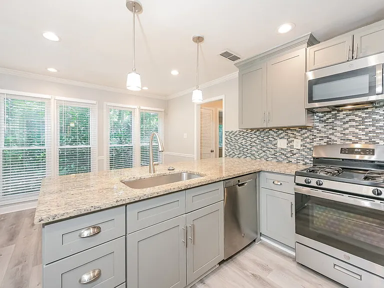 2570 Broadmoor Ct — Photo 6