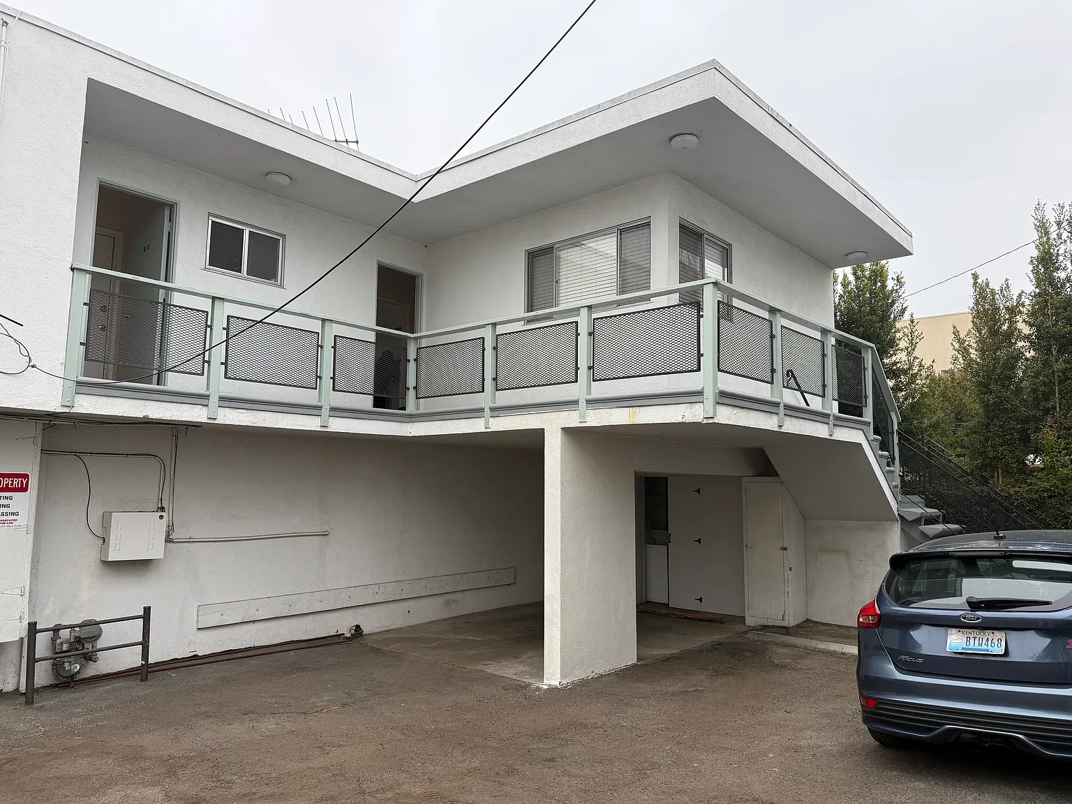 240 S Reeves Dr — Photo 3