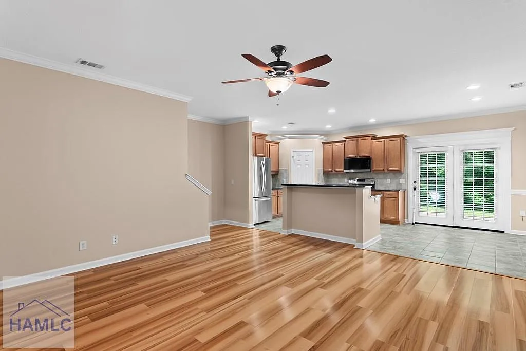 3 bed, 2.5 bath, 2395 sqft, $2,300 — Photo 4