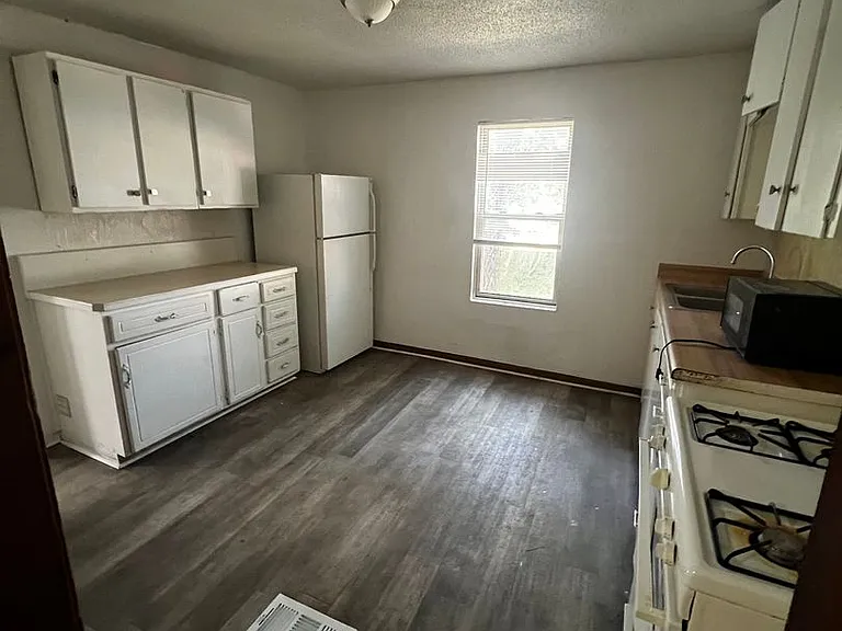 1211 Reynolds Ave — Photo 2