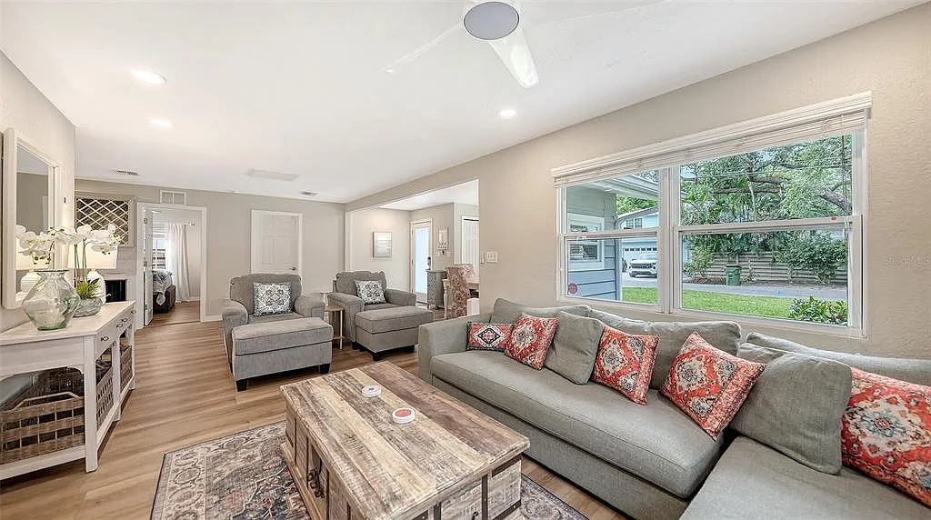 2 bed, 2.0 bath, 1098 sqft, $5,000 — Photo 3