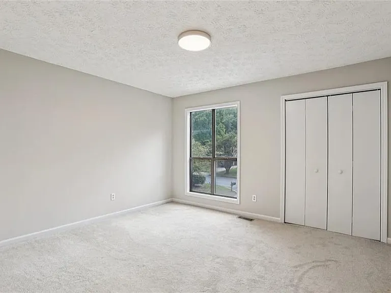 270 Saint Simons Cv — Photo 6