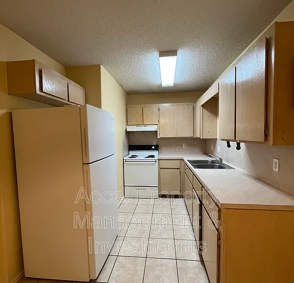 1201 W Carmen Ave #9 — Photo 4