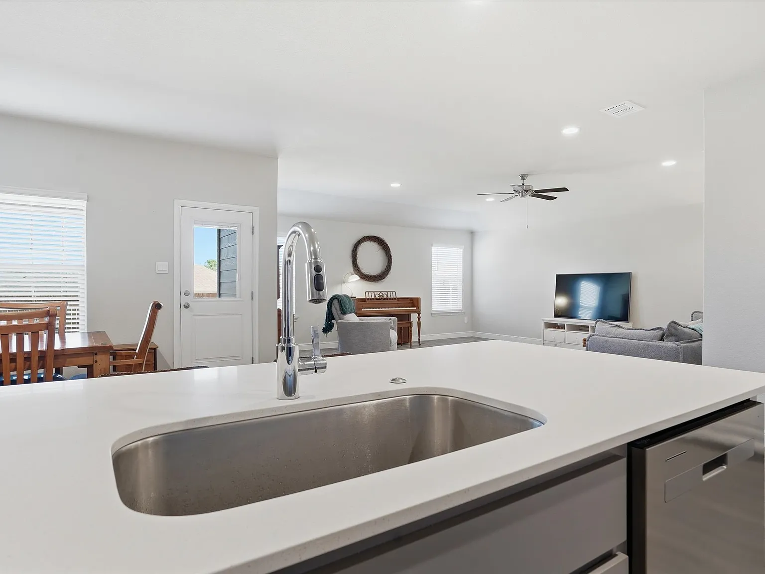 4 bed, 2135 sqft, $2,650 — Photo 4