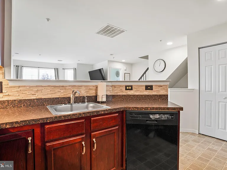 2028 Berkeley Dr — Photo 8