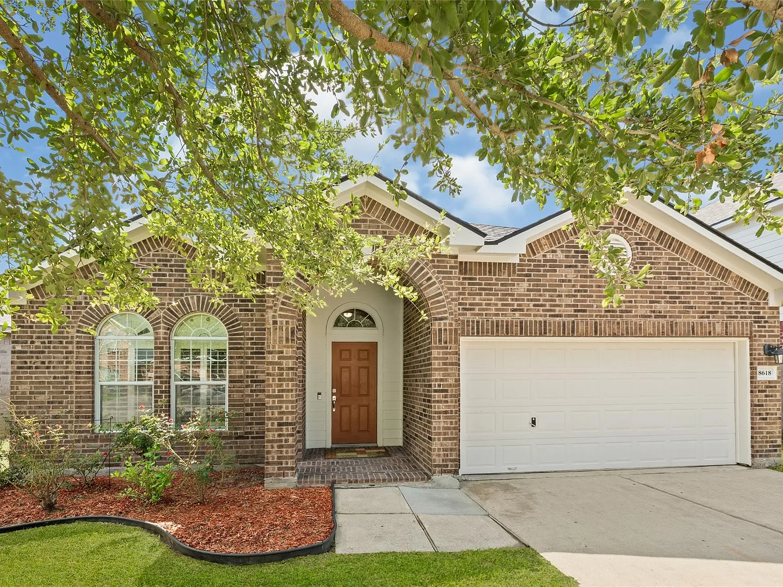4 bed, 2.0 bath, 2021 sqft, $2,100 — Photo 1