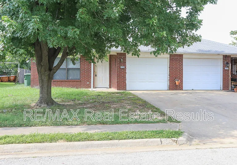 2223 W Roselawn St — Photo 2
