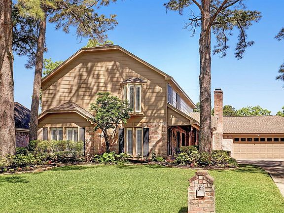 Updated and well maintained 4/2.5/2!