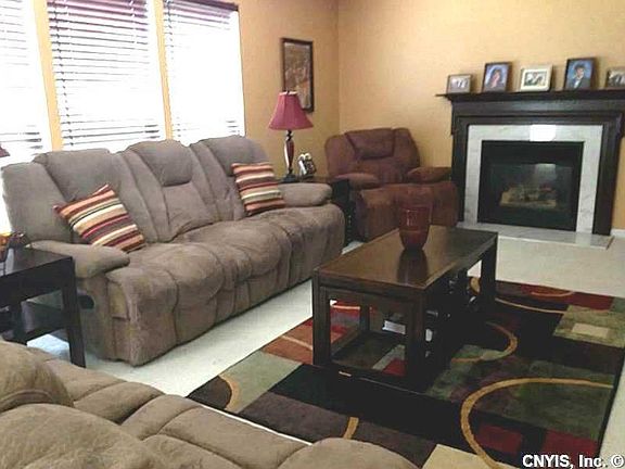 5th image of 84 Chaucer Cir