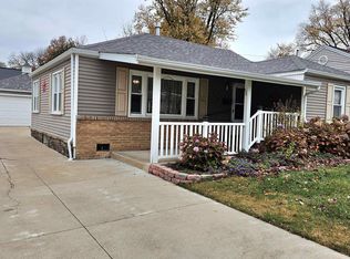 614 Royal Ct, Canton, IL 61520
