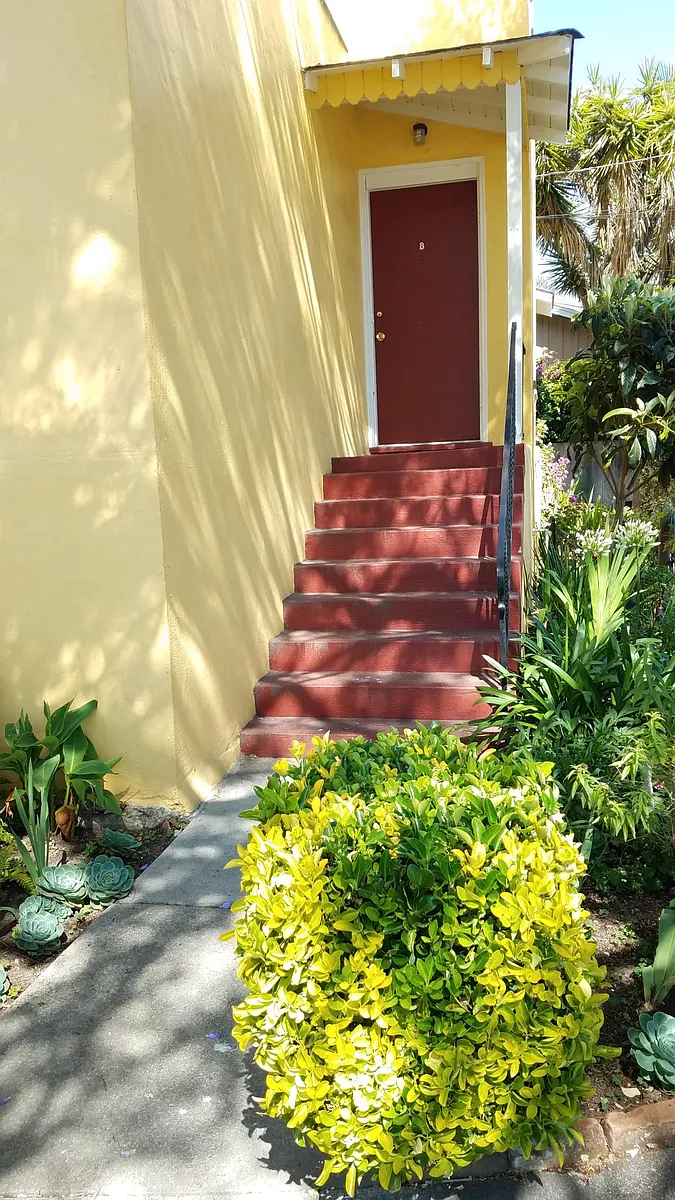 Front door and small porch - 1537 Schiller St #B