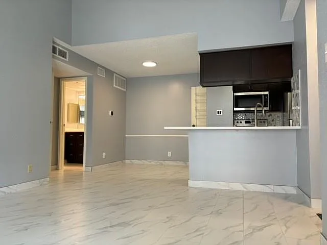 1 bed, 1.0 bath, 588 sqft, $1,050 — Photo 2