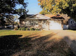 1605 9th St, Clay Center, KS 67432