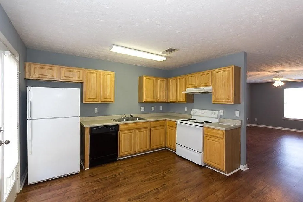 3 bed, 2.5 bath, 1360 sqft, $1,375 — Photo 4