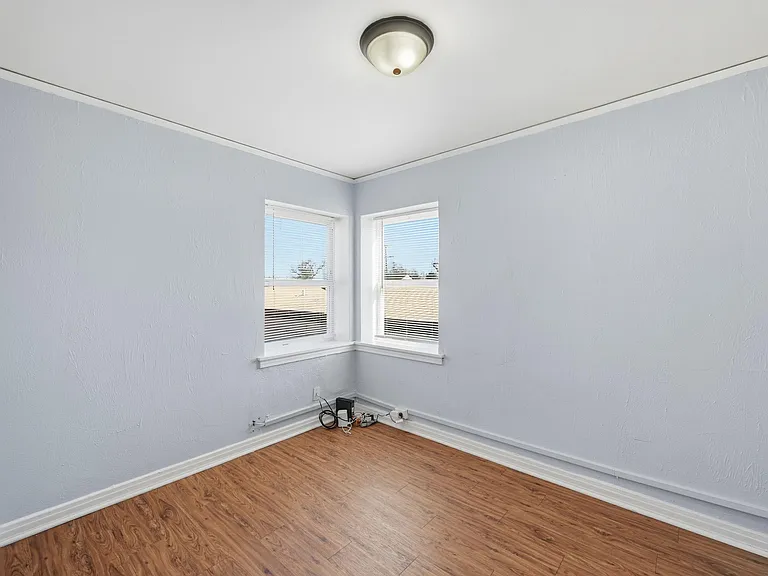 305 W Morton St — Photo 9