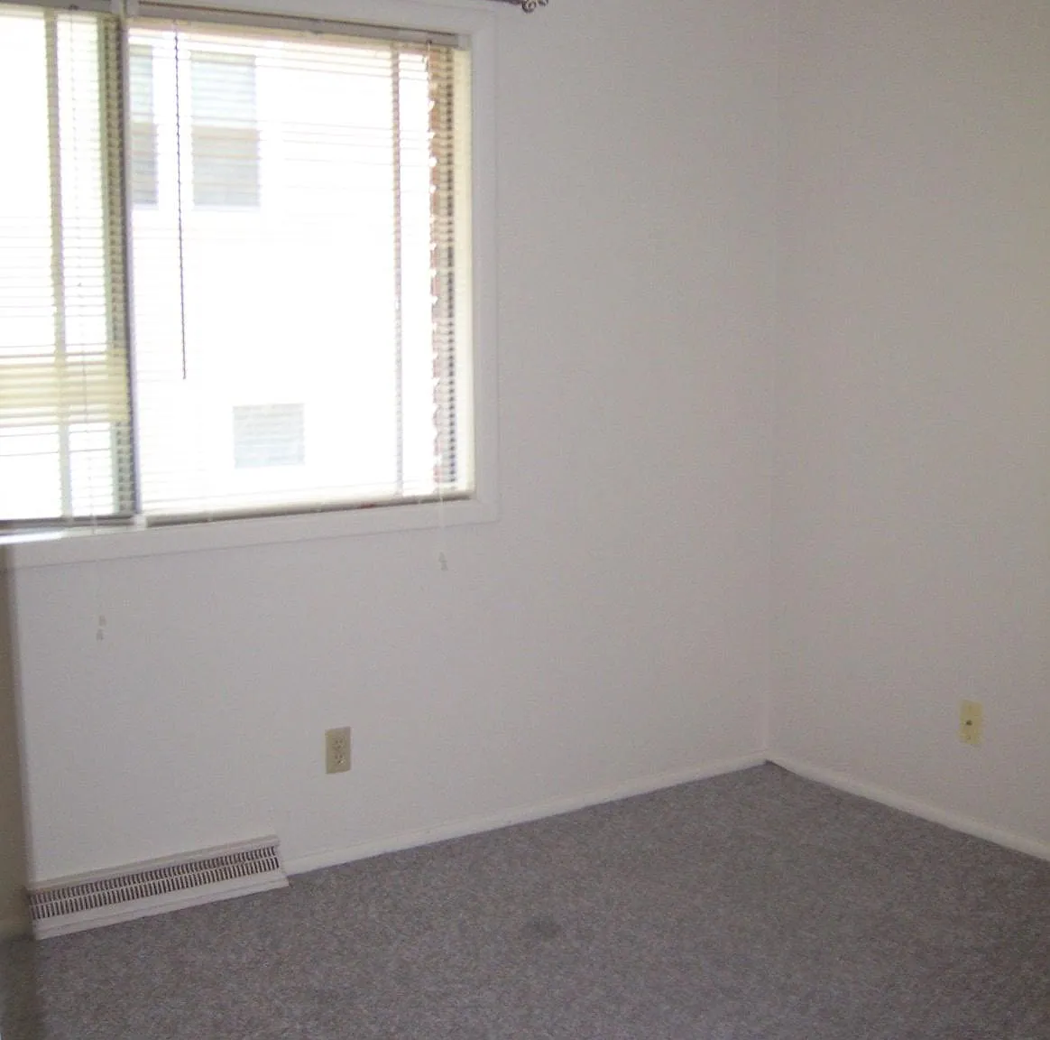 404 S Prairie St — Photo 2