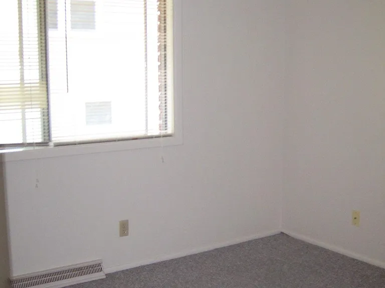 404 S Prairie St — Photo 2