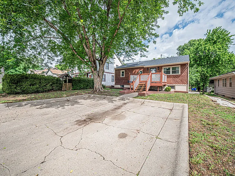 224 W Chestnut St — Photo 36