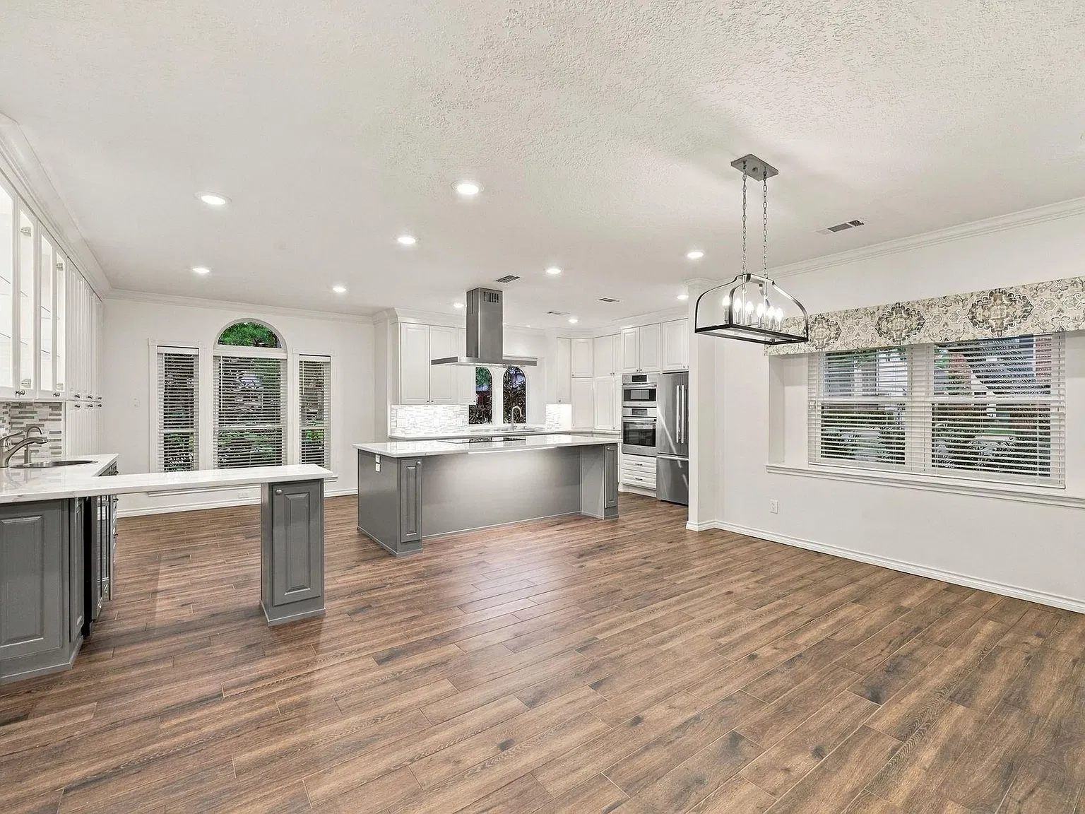 5 bed, 4.5 bath, 3819 sqft, $4,175 — Photo 4