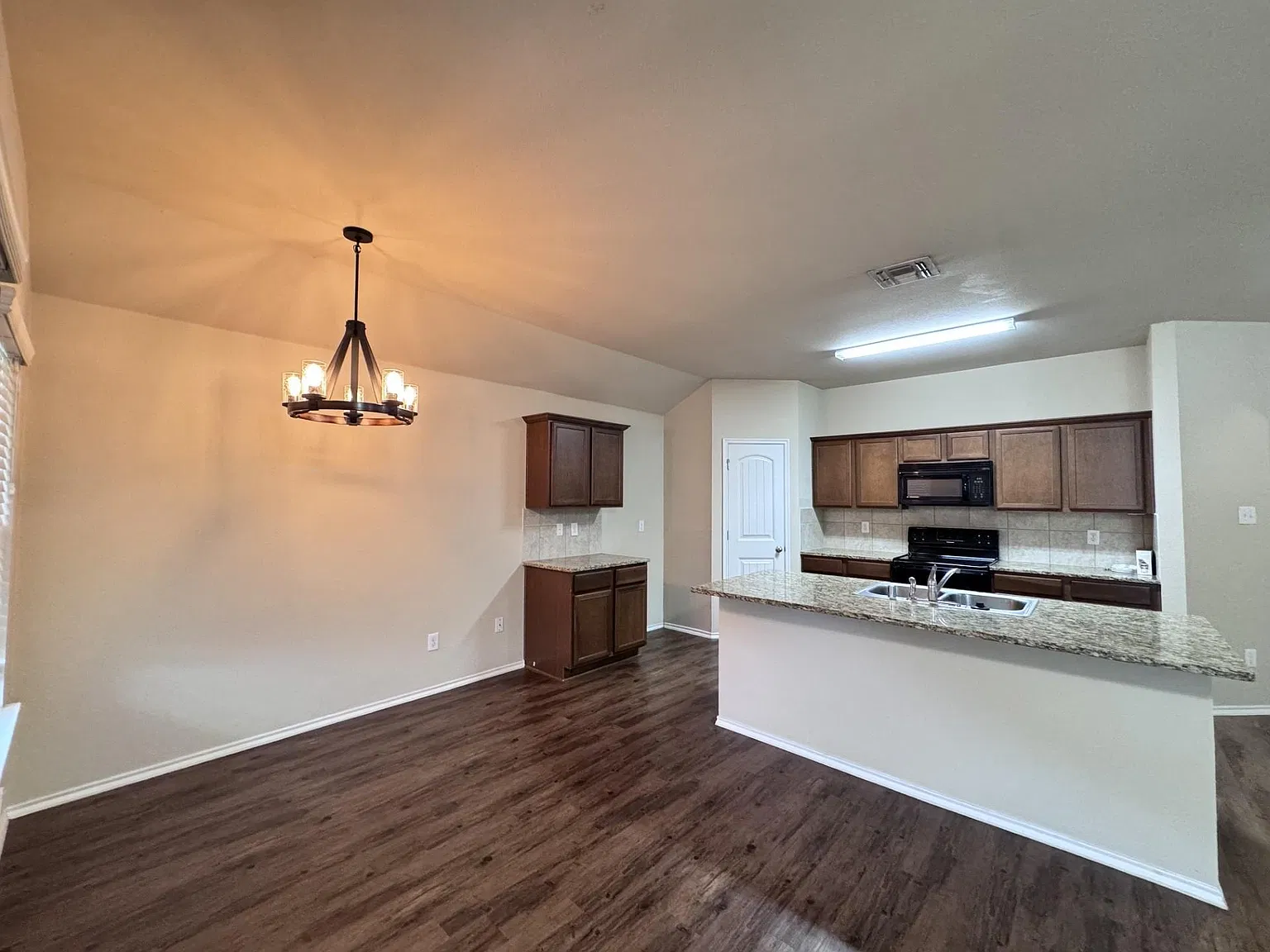 4 bed, 1589 sqft, $1,800 — Photo 4