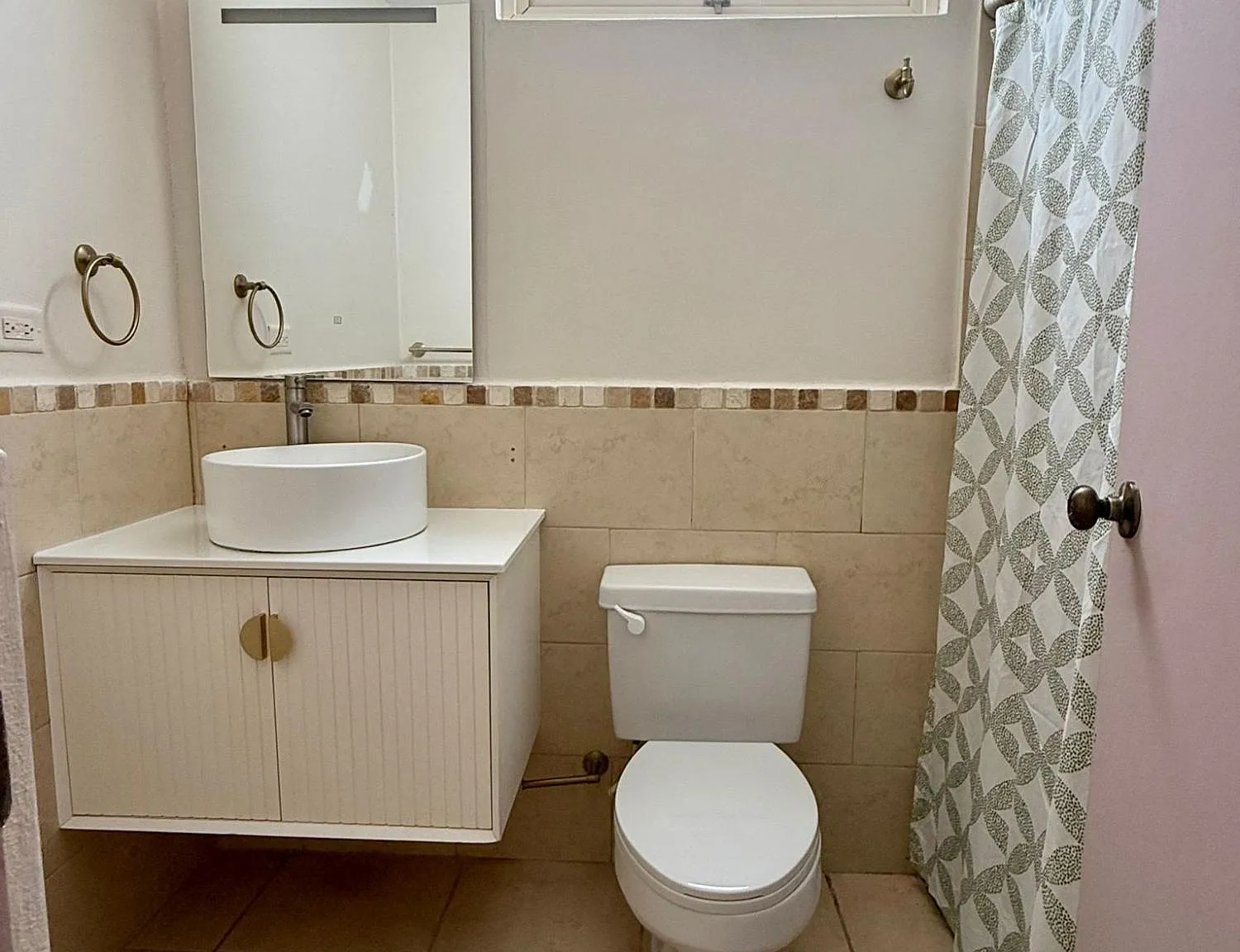 3 bed, 1.0 bath, 1050 sqft, $1,900 — Photo 3