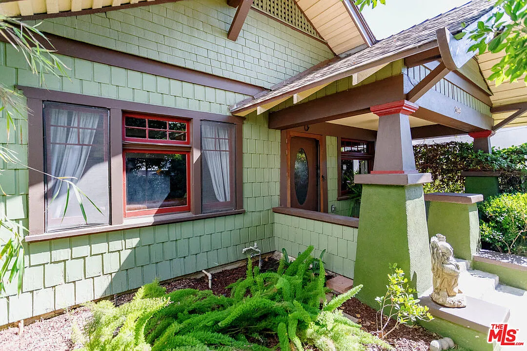 2 bed, 1.0 bath, 1360 sqft, $5,300 — Photo 4