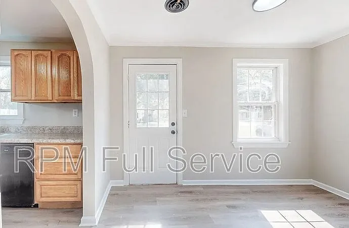 3 bed, 1.0 bath, 1488 sqft, $1,950 — Photo 4