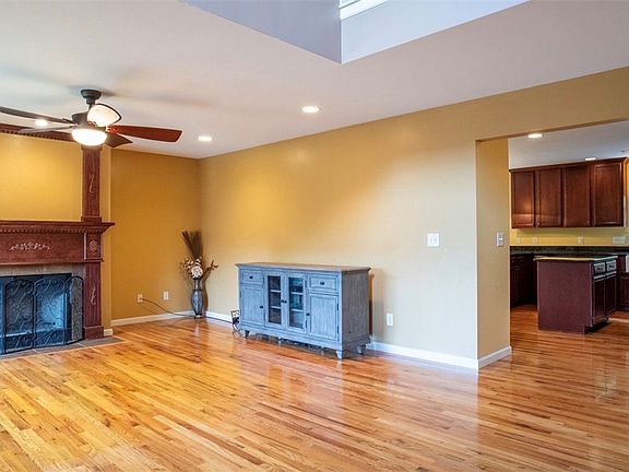 4th image of 520 Abberly Ln