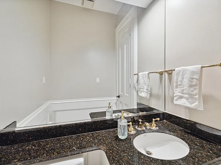 6722 Vanderbilt St #2 — Photo 12