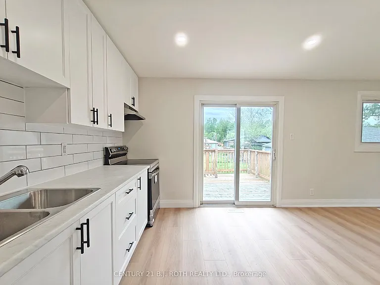 698 Burton Dr — Photo 4