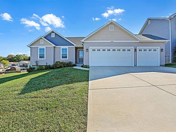 2nd image of 1022 Palisades Ln