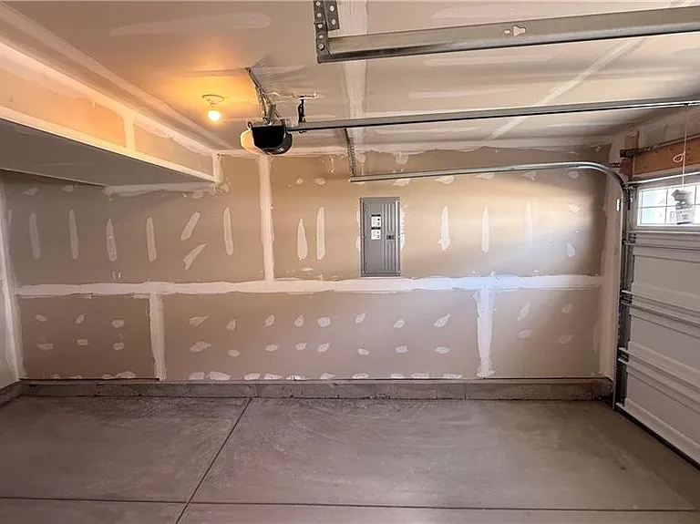 4028 Hemlock Ct — Photo 3