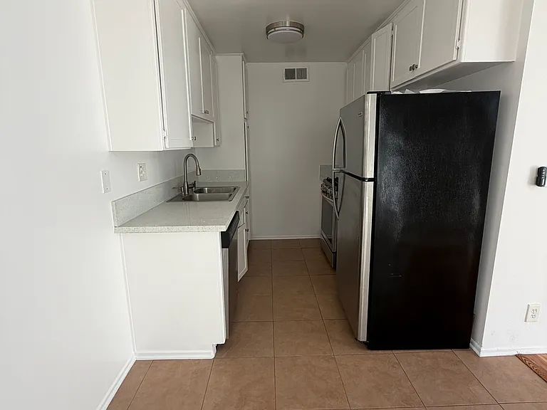 930 Venice Blvd #204 — Photo 7