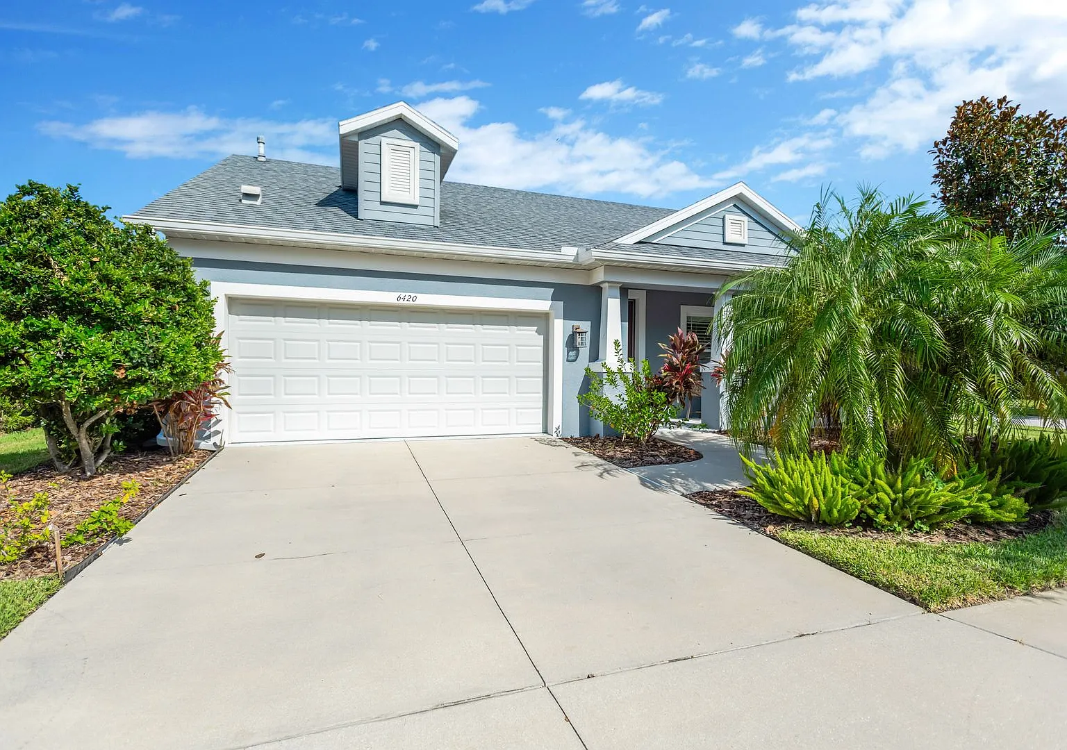 3 Bedroom 3 Bathroom Pool Home — Photo 1