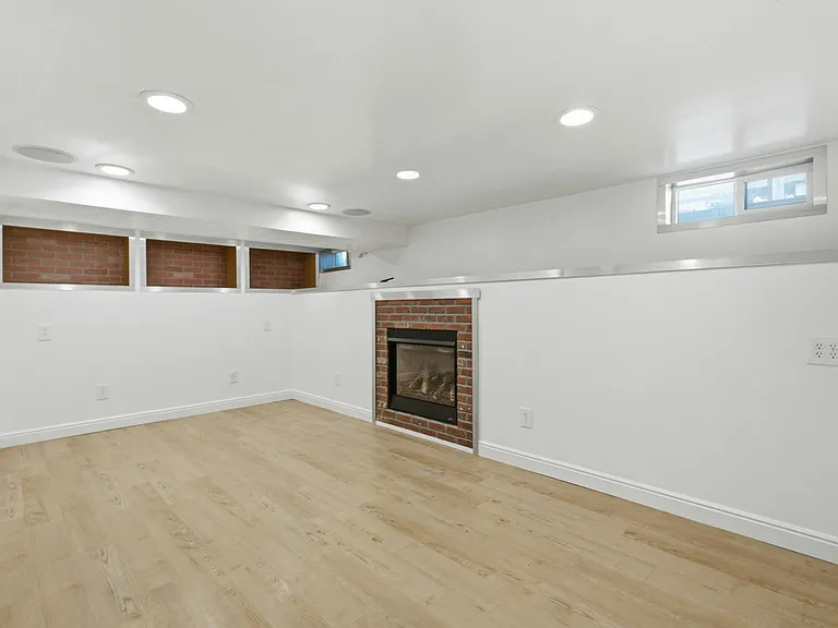 368 N Center St — Photo 9