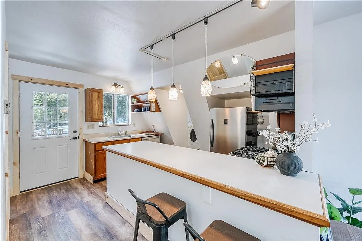 2 bed, 1048 sqft, $2,800 — Photo 3