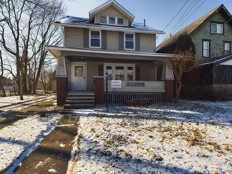 524 Allyn St — Photo 1