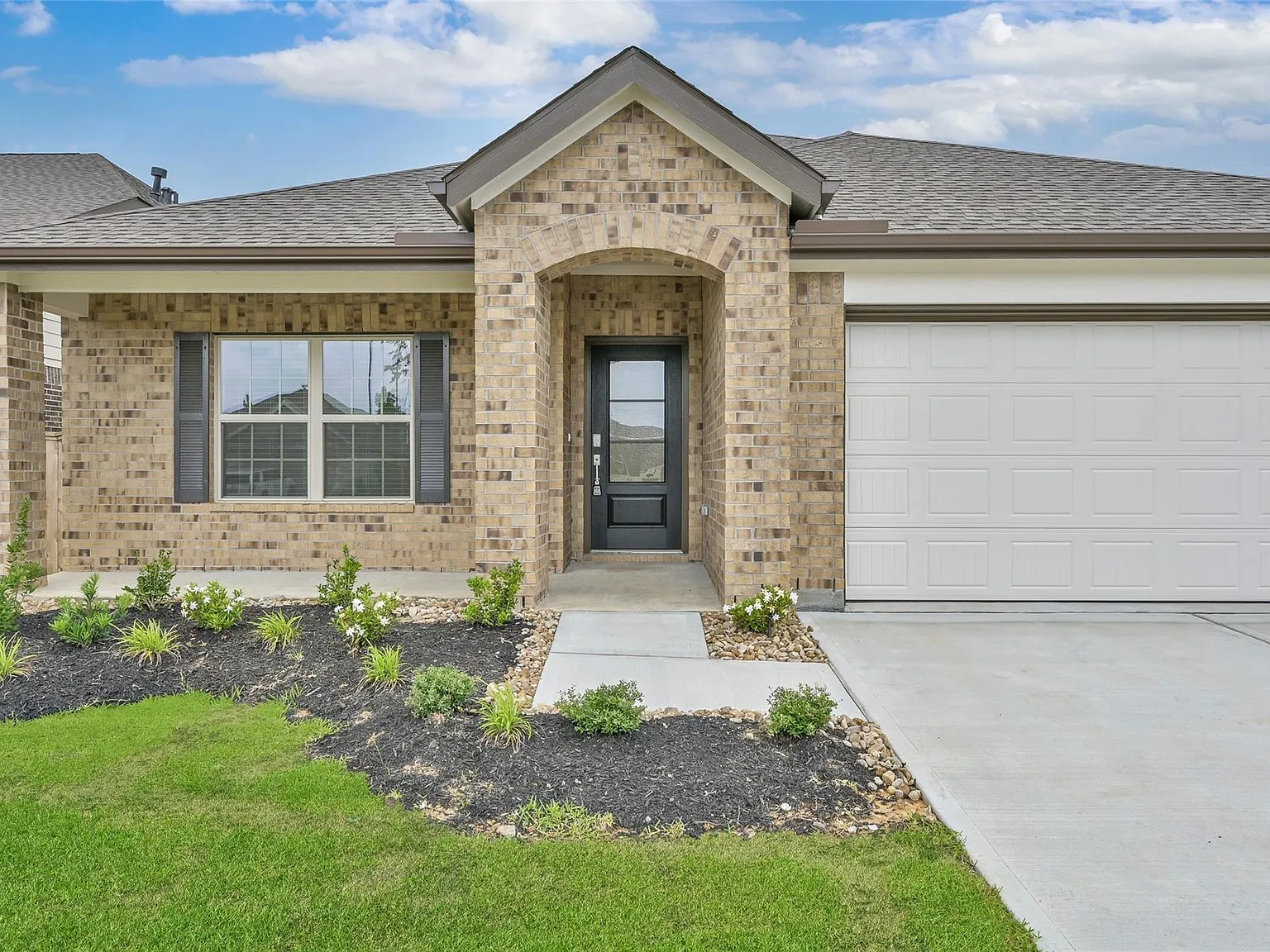 4 bed, 2.0 bath, 1932 sqft, $2,100 — Photo 3