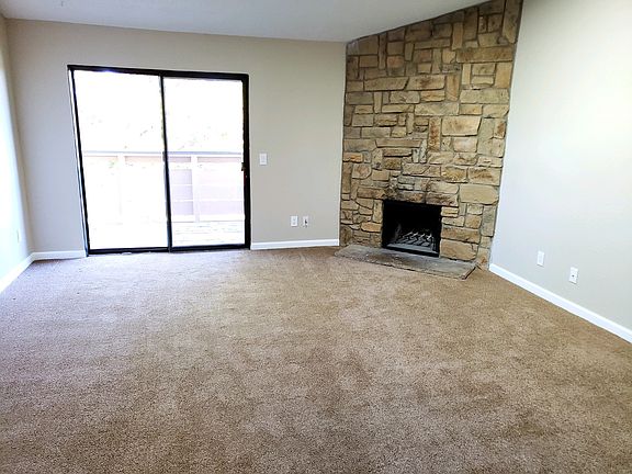 Large great rooom, fireplace, balcony and skylite