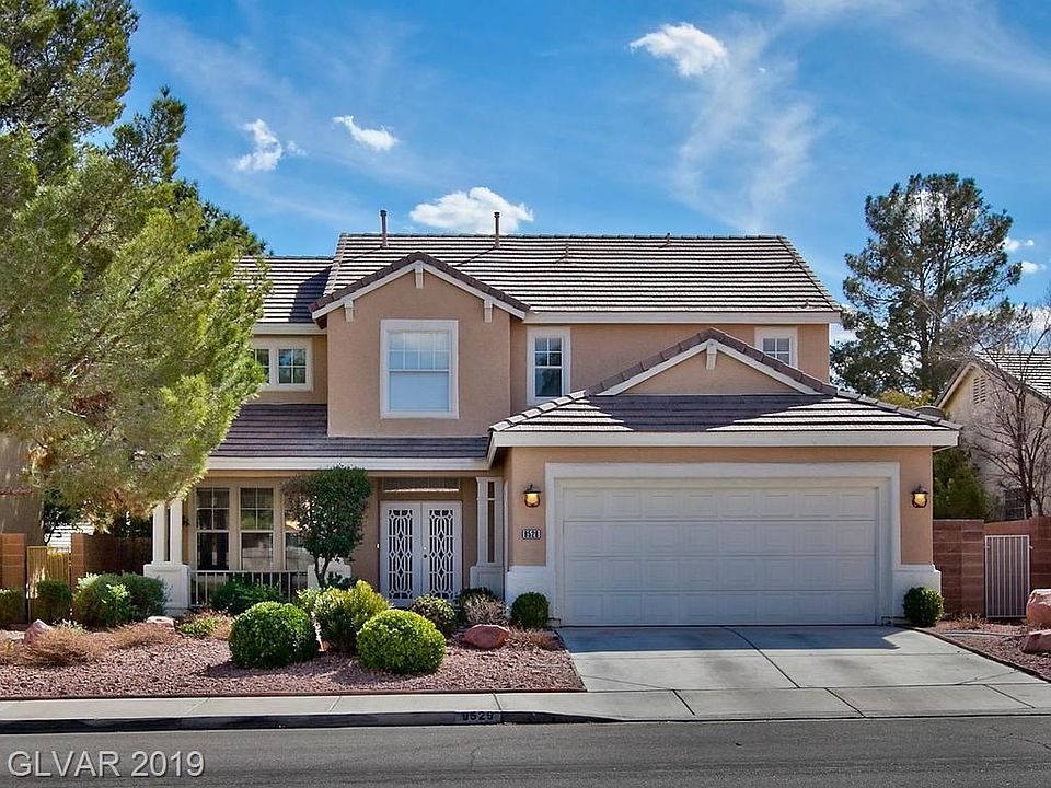 MOVE IN READY WITH BEAUTIFUL CURB APPEAL.