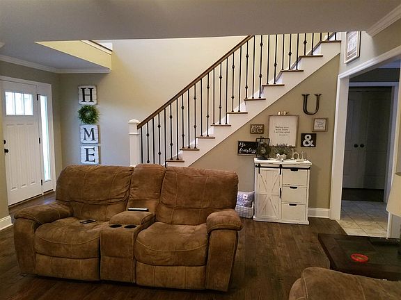 3rd image of 205 Stonebridge Ln NE