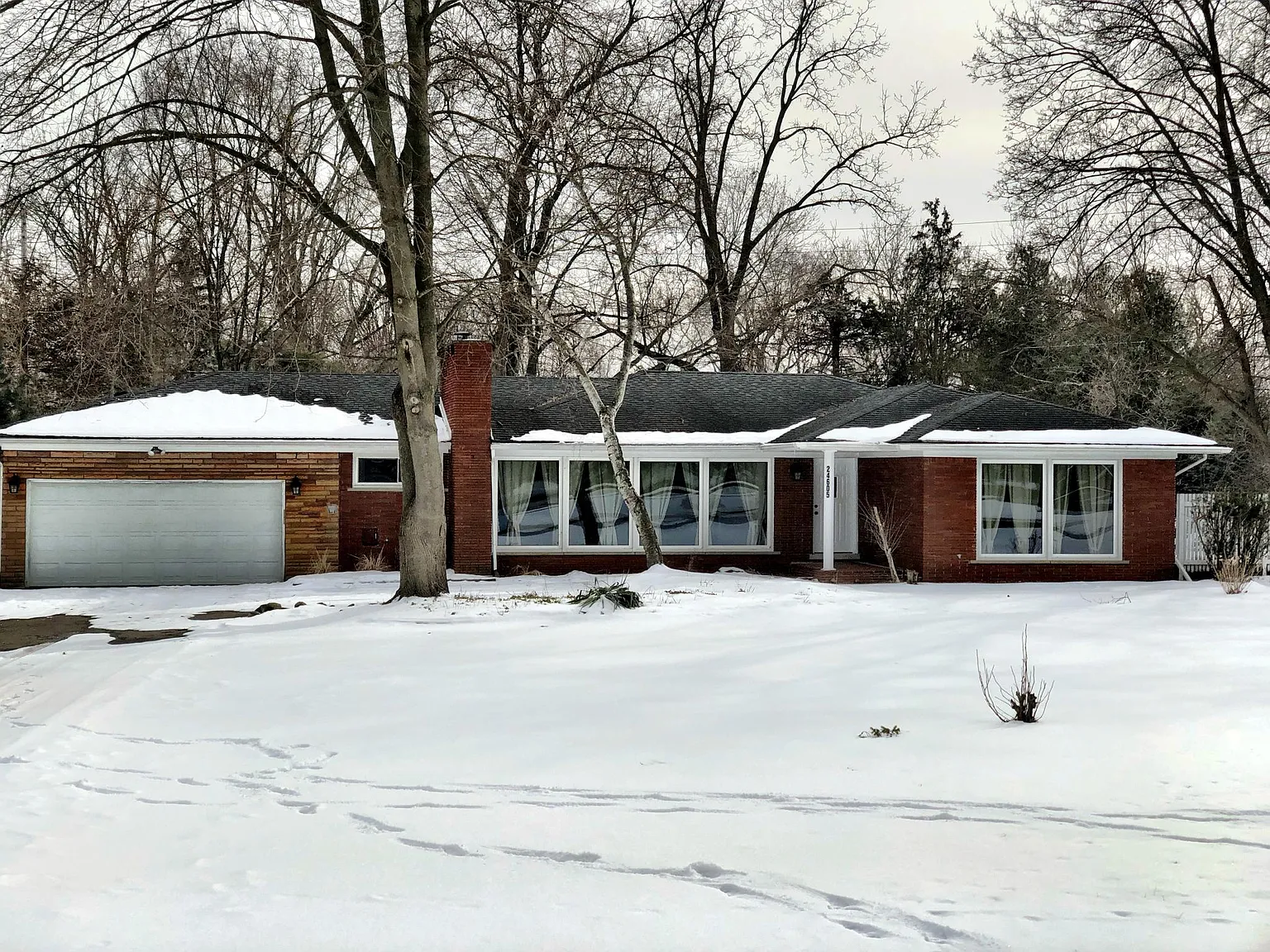24605 N Cromwell Dr photo 1