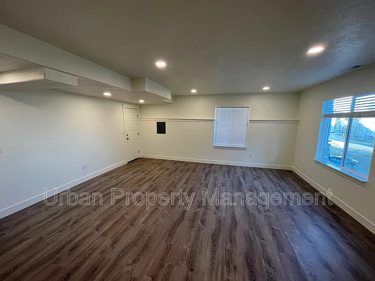 940 W Shadow Brook Ln — Photo 5