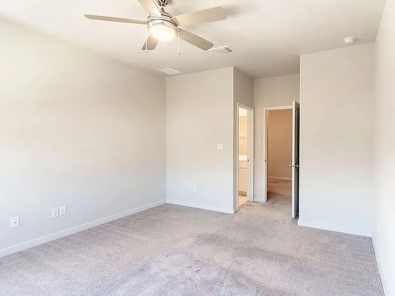 605 W South St #321 — Photo 9
