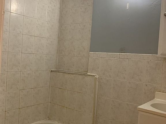 5th image of 281 23rd St APT 2