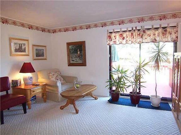 5th image of 83 Rolling Meadow Dr S