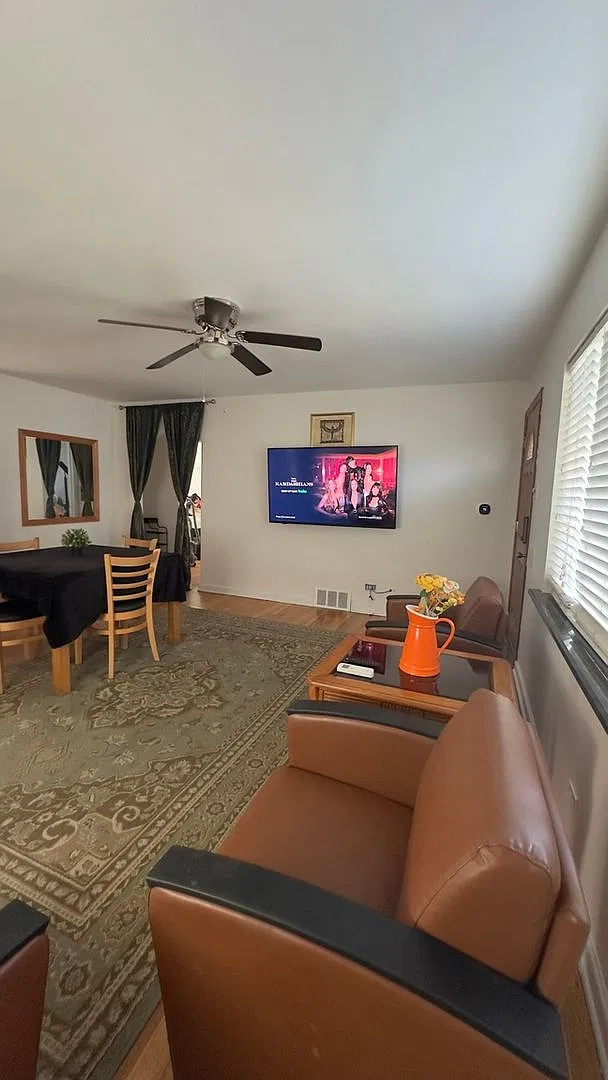 Charming 2BR House in Aurora — Photo 2