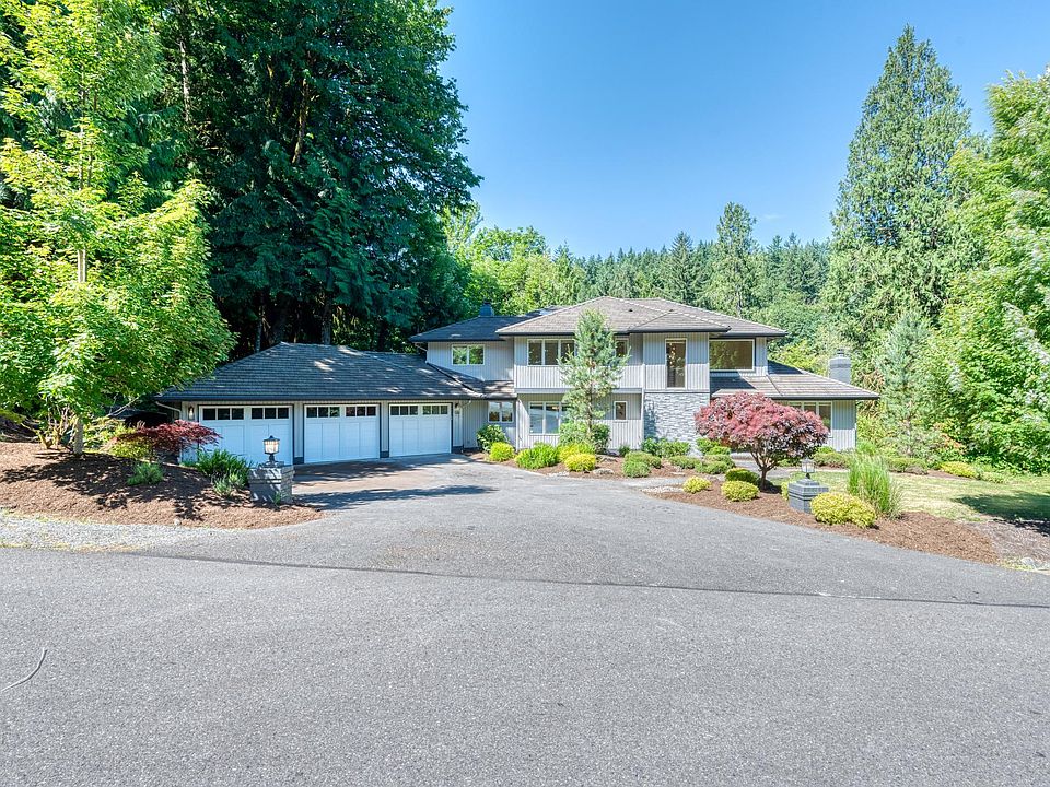 Beautiful and private property on 2 acres in a prestigious neighborhood