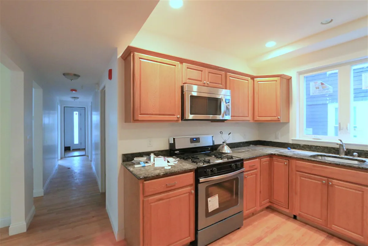 Building Photo - 27 Lewis St #1